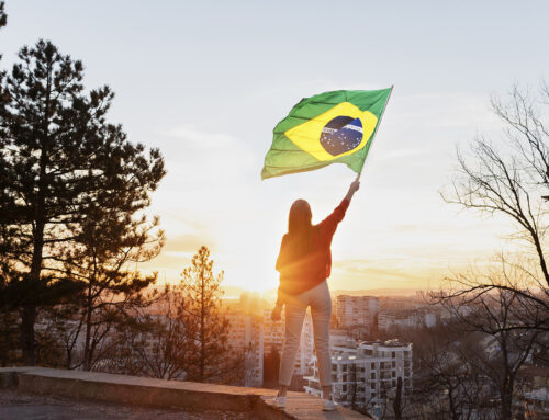 MORO NO EXTERIOR, MAS TENHO RENDIMENTOS NO BRASIL
